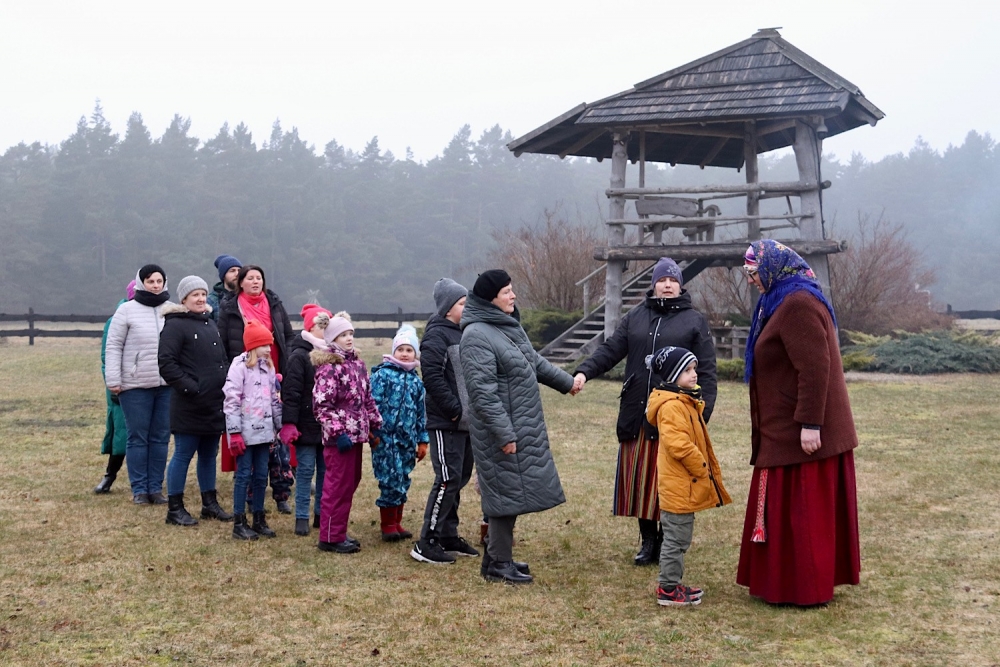 Pavasara saulgriežu tradīciju ceļojums Ventspils novadā – no pilskalna ...